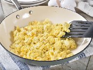Рецепта Бъркани яйца с куркума и хранителна мая